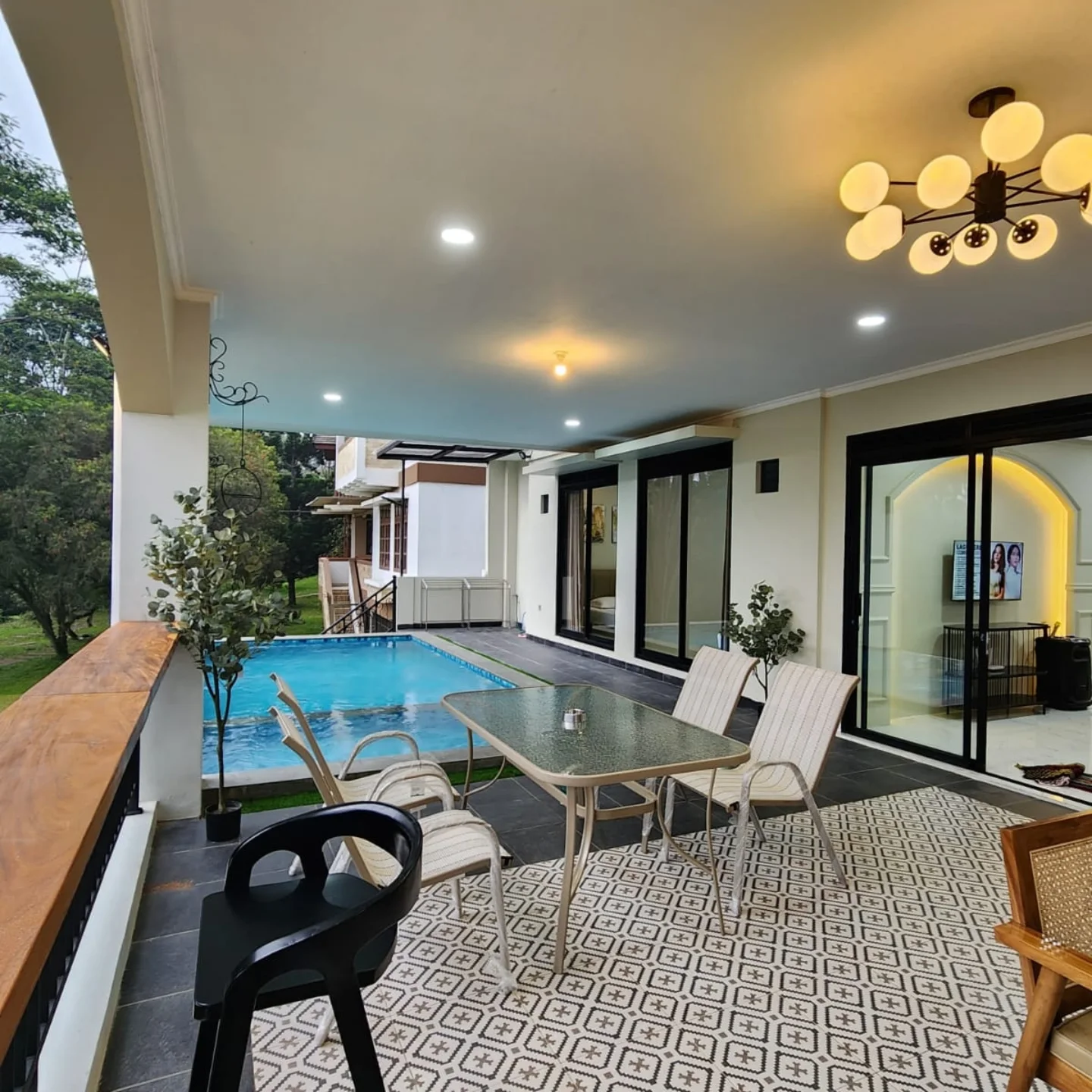 Villa 10 Kamar dengan Private Pool di Kota Bunga Puncak | Kapasitas 40 Orang