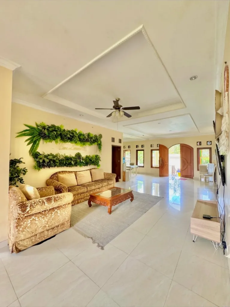 Villa Mewah 5 Kamar dengan Kolam Renang di cisarua dekat taman safari