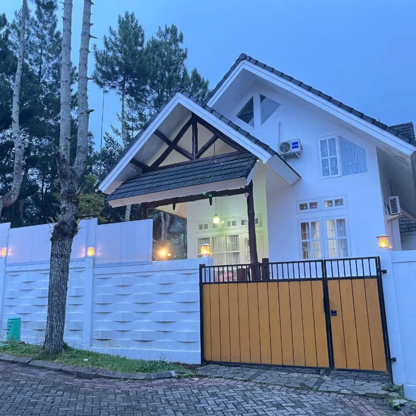 Villa Kota Bunga Puncak dengan Private Pool, 3 Kamar & Kapasitas 15 Orang